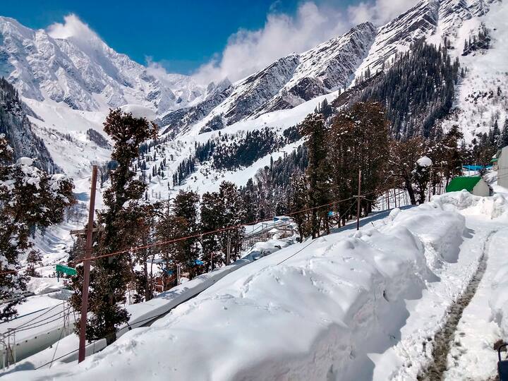 पिछले 24 घंटों में हिमाचल प्रदेश में कई स्थानों पर बारिश, बर्फबारी, तूफान और बिजली गिरने से राज्य में वाहन यातायात, बिजली, पानी की आपूर्ति और संचार सेवाएं बाधित हो गईं.