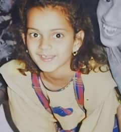 तस्वीर में नजर आ रही बच्ची है बेबाक, फिल्मों से लेकर राजनीति तक हर कोई करता है इनकी बात, पहचाना क्या?