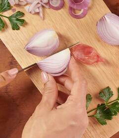 Fried Onions: भुनते हुए अक्सर जल जाते हैं प्याज, इस तरह स्टेप बाई स्टेप करें फ्राई