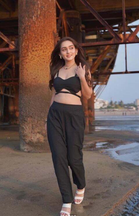 બ્લેક સૂટમાં તાન્યા શર્માનું સેક્સી ફોટોશૂટ વાયરલ