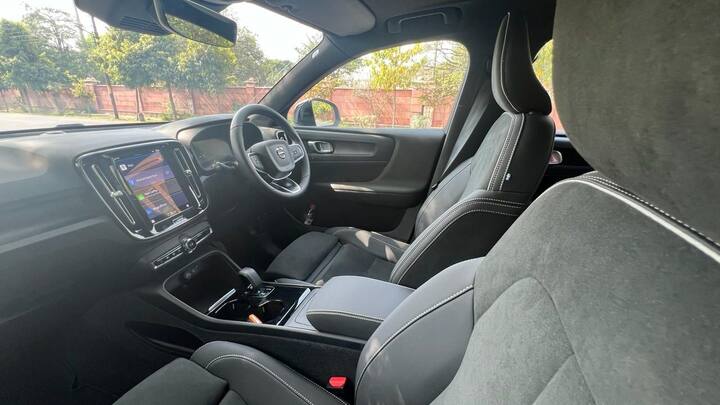 Volvo XC40 রিচার্জ সিঙ্গল মোটর মডেলের দাম ৫৪.৯ লক্ষ টাকা (Volvo XC40 Recharge Price)। আর ডুয়াল মোটর মডেল হলে তার দাম আর ৩ লক্ষ টাকা বেশি পড়বে। সেই কারণেই মনে করা হচ্ছে ওই দুই মডেলের মধ্যে দামের পার্থক্য আরও বেশি রাখতে পারত গাড়ি প্রস্তুতকারী সংস্থা Volvo.
