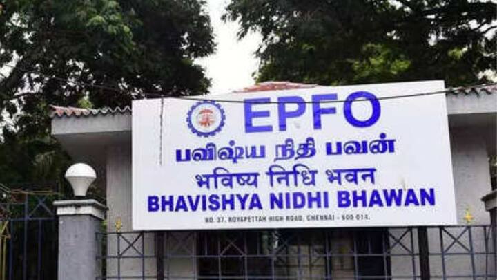 जरूरत पड़ने पर आप बीच में ही अपने पीएफ खाते से पैसे निकाल सकते हैं. पीएफ खातों में पर अच्छा खासा ब्याज भी मिलता है.