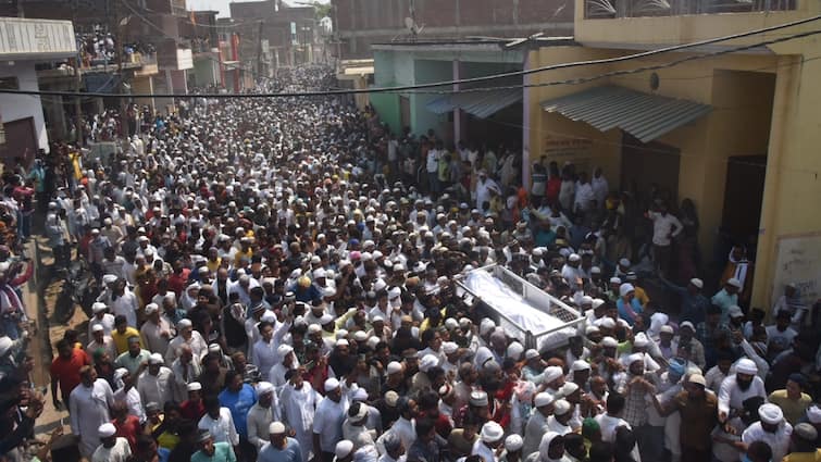 Mukhtar Ansari funeral ghazipur DM said action will be taken against people who raised slogans Mukhtar Ansari: गाजीपुर DM की चेतावनी, कहा- 'जिन लोगों ने नारेबाजी की, सबकी वीडियोग्राफी हुई, कार्रवाई होगी'