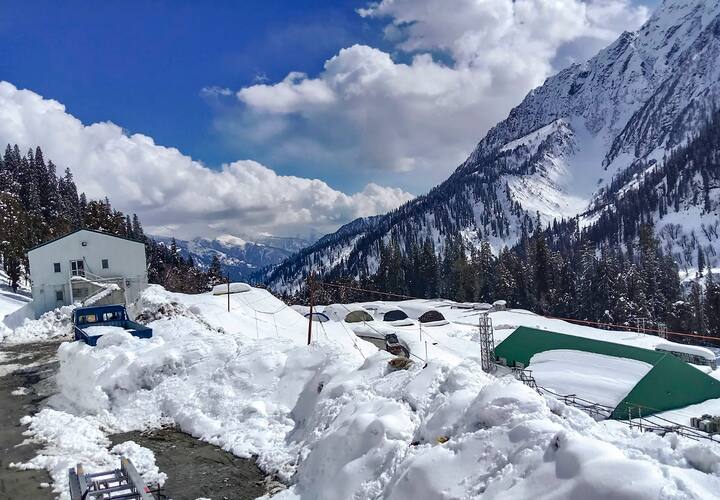 जिला प्रशासन लाहौल स्पीति धुंधी के अनुसार, साउथ पोर्टल के आसपास के क्षेत्र में भारी बर्फबारी हो रही है, और साउथ पोर्टल से लेकर सोलंग नाला तक की सड़क किसी भी प्रकार के यातायात के लिए उपयुक्त नहीं है.