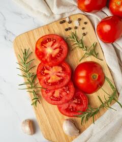 Superfoods: किचन में ही मौजूद हैं ऐसे फूड आइटम्स, जिन्हें खाकर दमक सकती है आपकी त्वचा