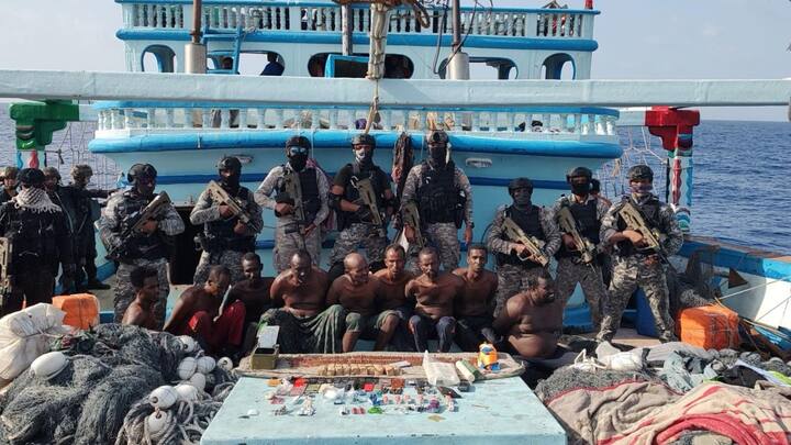 indian navy Anti Piracy Operation rescued 23 Pakistani crew members from hijacked iranian vessel pirates surrender Indian Navy: समुद्री लुटेरे के चंगुल से भारतीय नौसेना ने छुड़ाए 25 पाकिस्तानी, लगाने लगे हिंदुस्तान जिंदाबाद के नारे