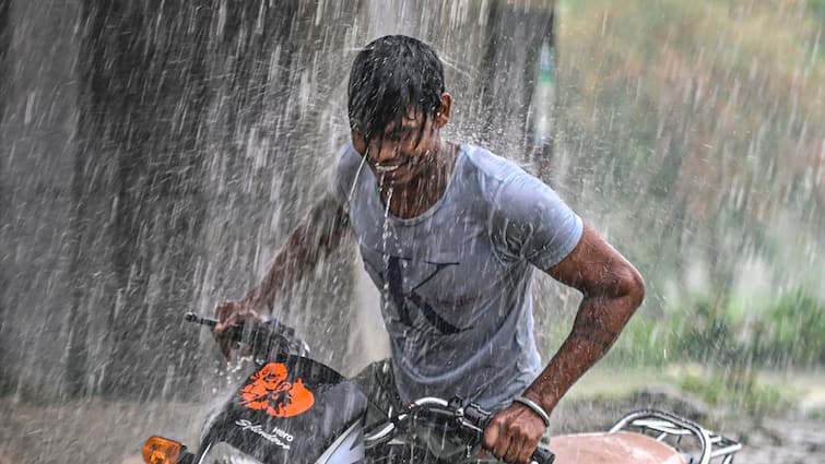 Punjab Weather Today Raining in Ludhiana Amritsar And Many Parts of State Know Temperature Punjab Weather: पंजाब के कई हिस्सों में बारिश, किसानों को हो सकता है नुकसान, जानें अलग-अलग शहरों का तापमान