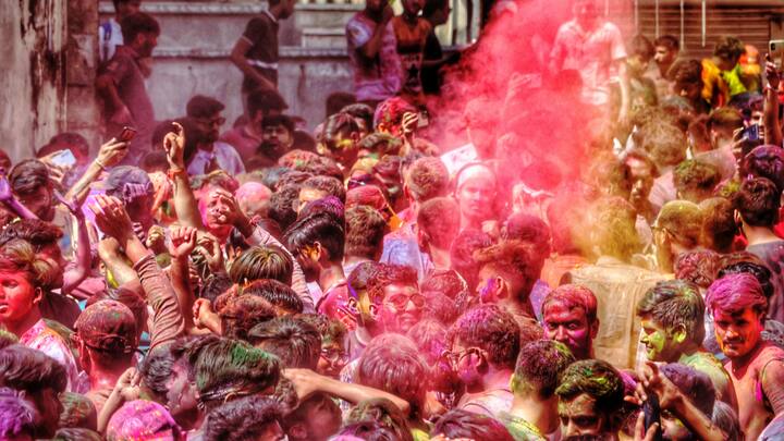 भारत में होली के त्योहार का विशेष महत्व है, जहां लोग एक-दूसरे पर रंग डालकर होली मनाते हैं, लेकिन क्या आप जानते हैं कि एक देश ऐसा भी है जहां लोग आटे से होली मनाते हैं.