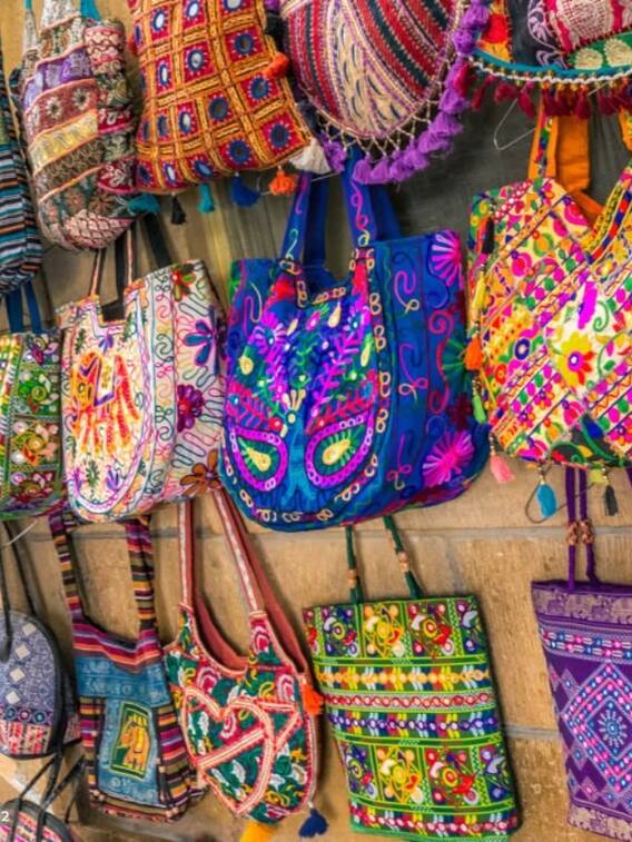 शॉपिंग के लिए भीड़ से भरे रहते हैं लखनऊ के ये बाजार