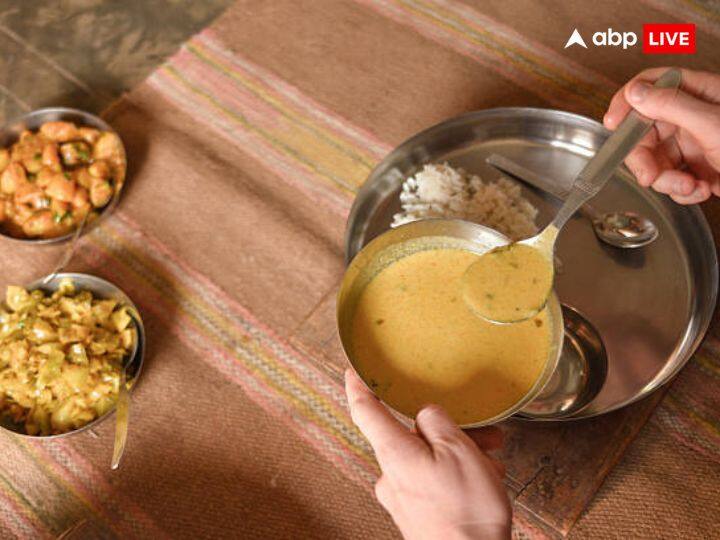 इन दोनों ही दिशाओं को खाना खाने के उपयुक्त माना जाता है. वास्तु के अनुसार अगर आप पूर्व (East) दिशा की ओर मुंह करके खाना खाते हैं तो इससे आपका मेंटल स्ट्रेस दूर होता है.