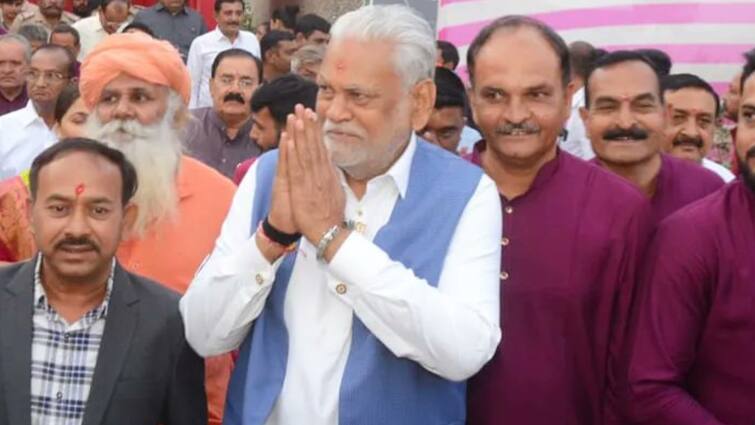 Parshottam Rupala BJP Union Minister Regretful For His Words on Kshatriya Community Rajkot Gujarat Lok Sabha Elections केंद्रीय मंत्री परषोत्तम रूपाला ने मांगी माफी, क्षत्रिय समाज की सभा में मंच से जोड़े हाथ- जानें पूरा मामला
