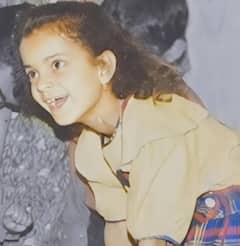 तस्वीर में नजर आ रही बच्ची है बेबाक, फिल्मों से लेकर राजनीति तक हर कोई करता है इनकी बात, पहचाना क्या?