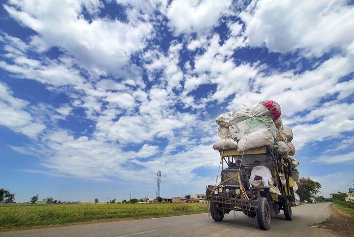 राजधानी में अब सुबह के वक्त भी गर्मी बढ़ने लगी है. इस वजह से सुबह न्यूनतम तापमान सामान्य से चार डिग्री सेल्सियस दर्ज किया गया. वहीं, दिल्ली के कुछ इलाकों न्यूनतम तापमान 26 डिग्री सेल्सियस से अधिक रहा.