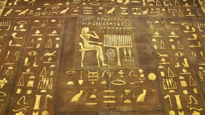 Archaic Cuneiform লিপিতে লেখা হয় বইটি, যা আসলে ছিল চিত্রলিপি। পরবর্তীতে অক্ষরের আবির্ভাব ঘটে। এক ঐতিহাসিক চরিত্রের জীবন পৌরাণিক কাহিনির আদলে তুলে ধরা হয় বইয়ে। ছবি: ফ্রিপিক।