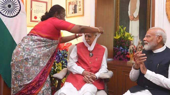Lal Krishna Advani Conferred With Bharat Ratna Award PM Narendra Modi Home Minister Amit Shah Present President Draupadi Murmu Bharat Ratna Award: लालकृष्ण आडवाणी को मिला भारत रत्न, राष्ट्रपति ने घर जाकर किया सम्मानित, PM मोदी और गृह मंत्री अमित शाह भी रहे मौजूद