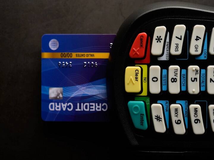 आईसीआईसीआई बैंक कल से उन ग्राहकों को कॉम्प्लीमेंट्री एयरपोर्ट लाउंज एक्सेस देगा, जो अपने क्रेडिट कार्ड से एक तिमाही में 35,000 रुपये तक खर्च करेंगे. वहीं यस बैंक एक तिमाही में 10,000 रुपये खर्च करने पर घरेलू एयरपोर्ट का लाउंज एक्सेस देगा.