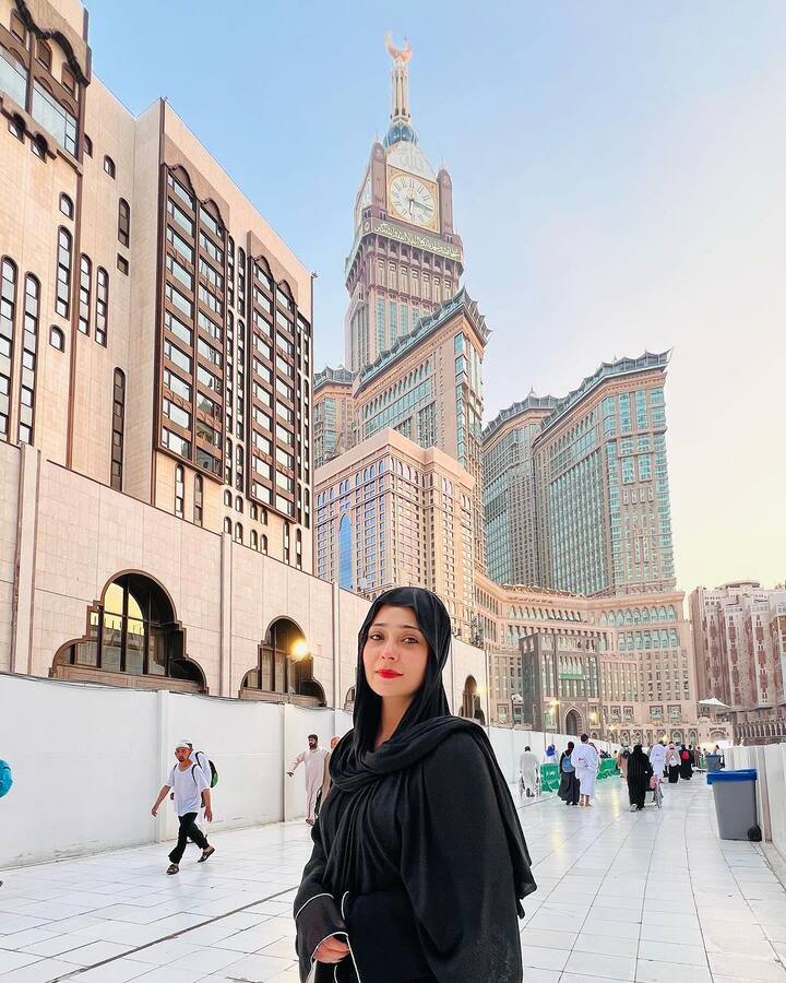 सारा ने इस दौरान मक्का में मौजूद हैं जहां वो काला बुर्का पहने नजर आ रही हैं.