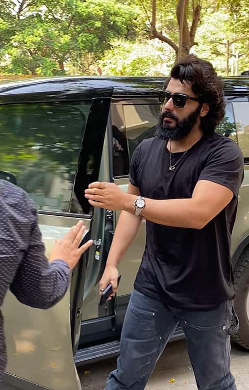 अर्जुन कपूर को आज यानि संडे की सुबह मलाइका अरोड़ा के घर स्पॉट किया गया. इस दौरान पैप्स ने उनको अपने कैमरे में कैद कर लिया.