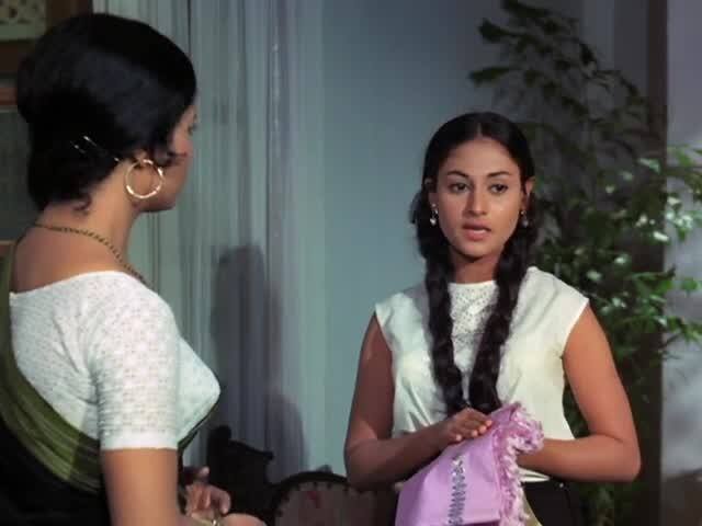 कहा जाता है कि डायरेक्टर उस वक्त दो फिल्में बना रहे थे. एक थी राजेश खन्ना और अमिताभ बच्चन के साथ 'आनंद' और दूसरी थी जया बच्चन, सुमित सान्याल और अमिताभ के साथ 'गुड्डी'.