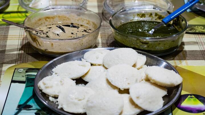 உளுந்தை குறைந்ததது மூன்று முறை நன்றாக கழுவி விட்டு நல்ல தண்ணீரில் ஊற வைக்க வேண்டும். அரிசி அளந்த அதே கப்பில் அரை கப் அளவு ஜவ்வரிசியை ஊற வைக்கவும். இதை எட்டு மணி நேரம் ஊற வைக்கவும். இப்போது இவை அனைத்தும் அரைப்பதற்கு தயாராகி விட்டது.
