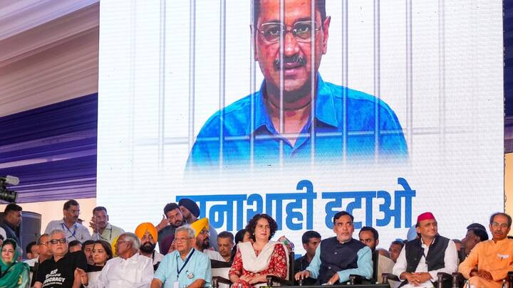 अरविंद केजरीवाल की पत्नी सुनीता केजरीवाल भी अपने पति का प्रतिनिधित्व करने के लिए मंच पर नेताओं के साथ शामिल हुईं, जो वर्तमान में बंद हो चुकी दिल्ली उत्पाद शुल्क नीति से संबंधित मनी लॉन्ड्रिंग मामले में हिरासत में हैं।  (छवि स्रोत: पीटीआई छवियां)