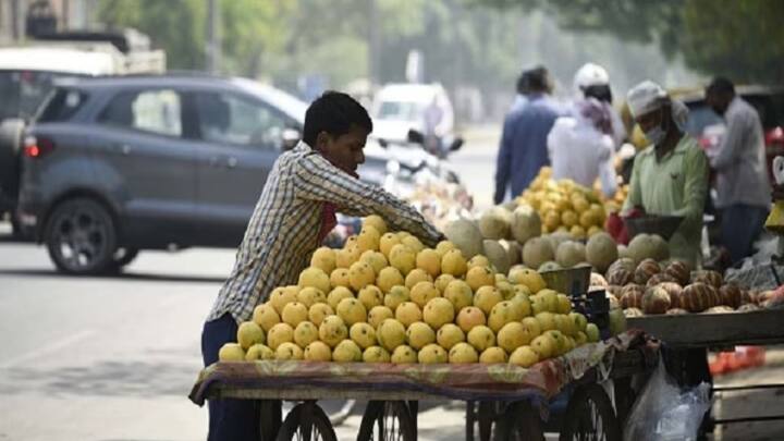 लेकिन आधार कार्ड से प्रधानमंत्री स्वनिधि योजना के तहत लोन मिल सकता है. जो कि सिर्फ स्ट्रीट वेंडर्स को आम आदमी को नहीं.