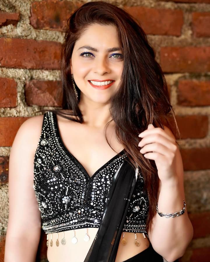 सोनालीने नुकतेच तिचे काळ्या साडीतले काही फोटो शेअर केले आहेत.(photo:sonalee18588/ig)