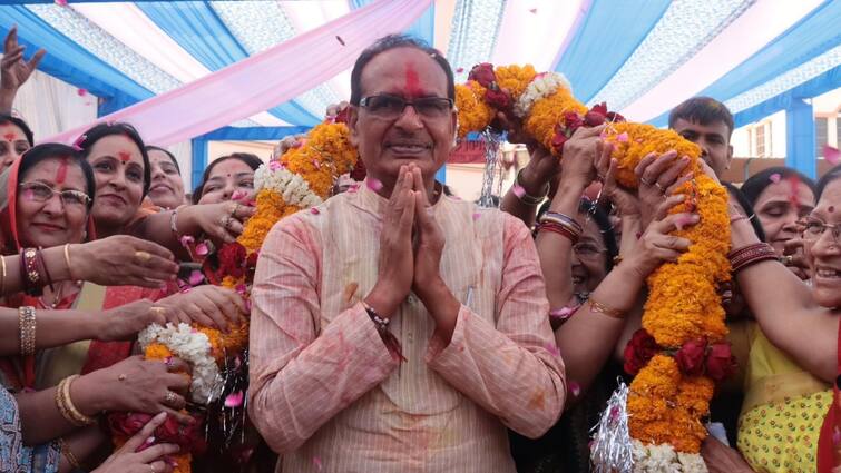 Rang Panchami 2024 Shivraj Singh Chouhan celebrated Rang Panchami in Sanchi Vidisha MP News Watch: गुलाल में सराबोर... हाथ में मंजीरा... शिवराज सिंह चौहान ने विदिशा में कुछ ऐसे मनाई रंगपंचमी