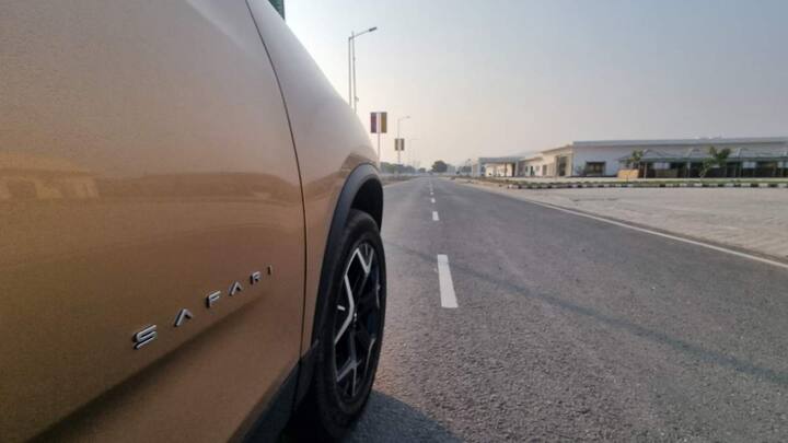 टाटा सफारी के इस नए मॉडल की कीमत 27 लाख रुपये है. ये कार प्रीमियम SUV का एक्सपीरियंस देती है. इस कार के पेट्रोल वेरिएंट को भी मार्केट में लाना चाहिए. टाटा ने अपने पिछले मॉडल से इसे बेहतर बनाया है.
