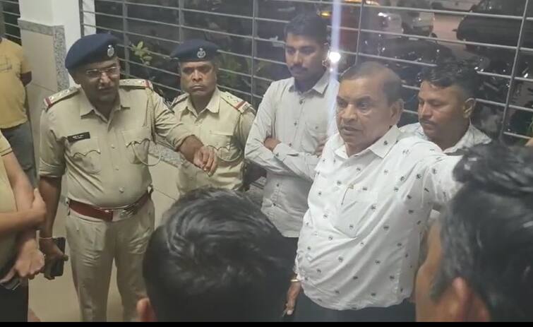 conflict between two group of Amreli BJP  Fight both group for change  candidate of loksabha election Gujarat Politics: અમરેલી જિલ્લા ભાજપમાં ભડકો, ઉમેદવાર બદલવાની રજૂઆત કરનાર પર હુમલો,  સાંસદ કાછડિયા સાથે પણ ઝપાઝપી