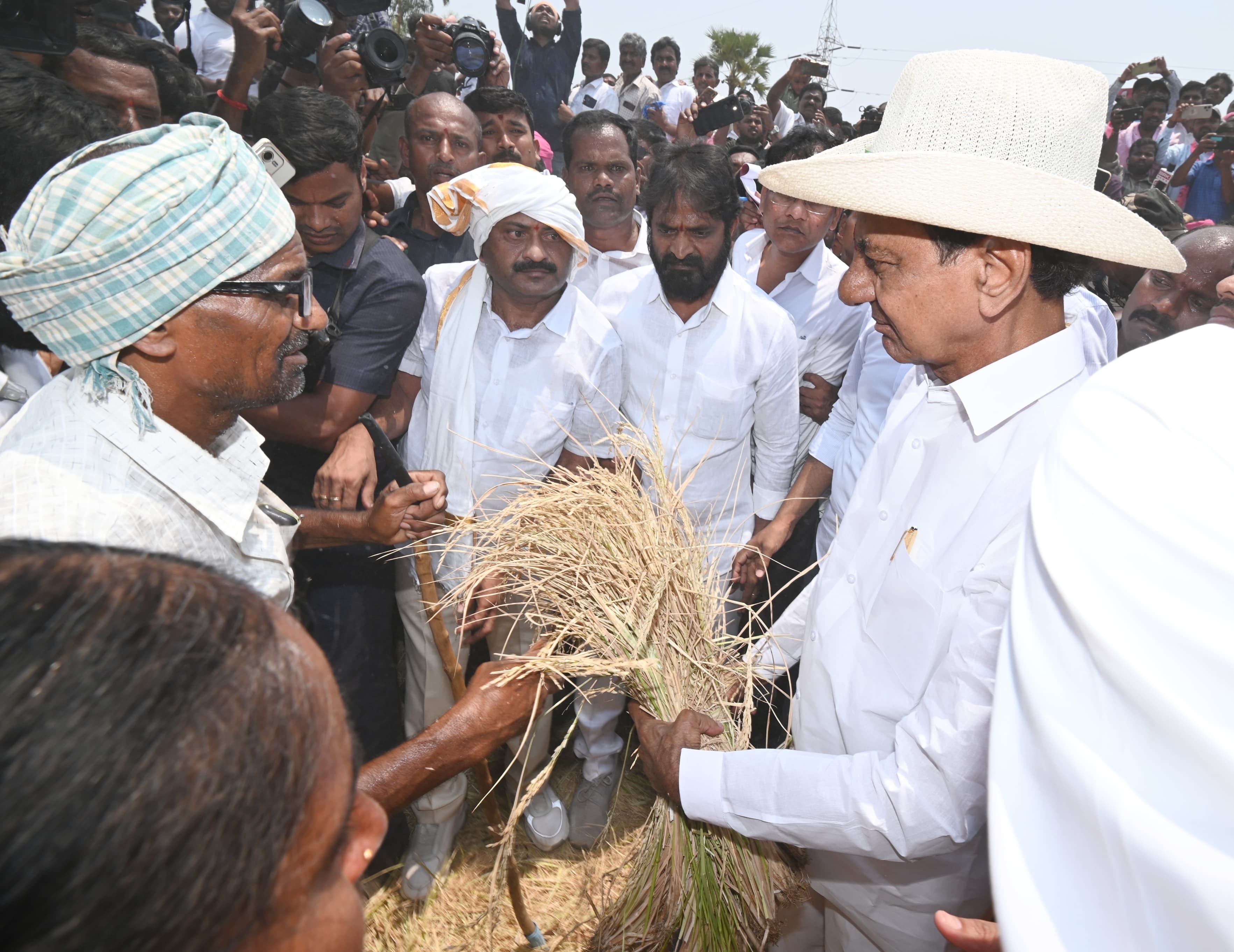 KCR Vehicle Checking: మాజీ సీఎం కేసీఆర్ వాహనాన్ని అడ్డుకుని తనిఖీ చేసిన పోలీసులు