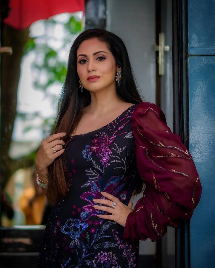 மகாராஷ்டிரா மாநிலத்தில் உள்ள ரத்னகிரியில் பிறந்த இவரின் ரியல் பெயர் சதாஃப் முகமத் சையத்.