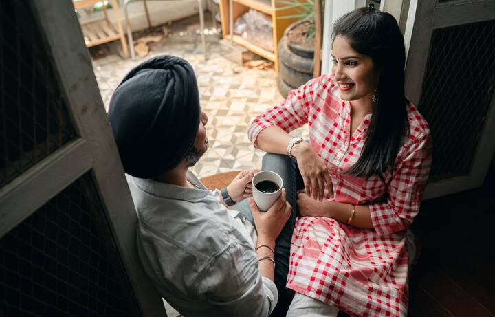 तुम्ही नेहमी एकत्र जेवता का ? किंवा तुमच्या आठवणींमधील सर्वात आनंदी सहलीवर विचार करा. पुन्हा तिथे जाण्याचा बेत करा. जुन्या सवयी लावून तुम्ही तुमच्या कोरड्या आयुष्यात ताजेपणा आणू शकता. [Photo Credit : Pexel.Com]