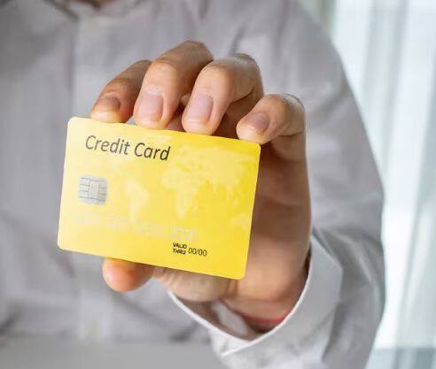 ਗਾਹਕਾਂ ਨੂੰ ਝਟਕਾ ਦਿੰਦੇ ਹੋਏ SBI ਨੇ ਆਪਣੇ ਡੈਬਿਟ ਕਾਰਡ ਦੀ ਸਾਲਾਨਾ ਮੇਨਟੇਨੈਂਸ ਫੀਸ ਵਧਾਉਣ ਦਾ ਫੈਸਲਾ ਕੀਤਾ ਹੈ। ਨਵੇਂ ਨਿਯਮ ਕੱਲ੍ਹ ਤੋਂ ਲਾਗੂ ਹੋ ਜਾਣਗੇ। ਇਸ ਤੋਂ ਇਲਾਵਾ SBI ਕ੍ਰੈਡਿਟ ਕਾਰਡ ਰਾਹੀਂ ਕਿਰਾਏ ਦੇ ਭੁਗਤਾਨ 'ਤੇ ਮਿਲਣ ਵਾਲੇ ਰਿਵਾਰਡ ਪੁਆਇੰਟਸ ਨੂੰ ਵੀ ਬੰਦ ਕੀਤਾ ਜਾ ਰਿਹਾ ਹੈ।