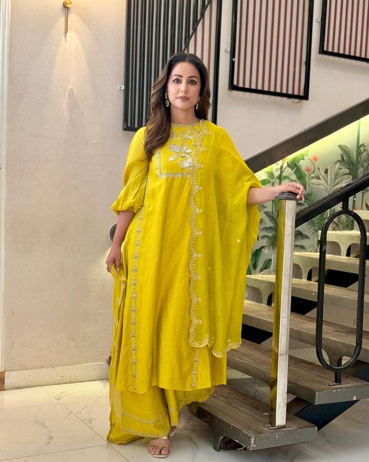 आतही तिने सोशल मीडियावर काही फोटो शेअर केले आहेत. त्यामुळे ती चांगलीच चर्चेत आली आहे.(photo:realhinakhan/ig)