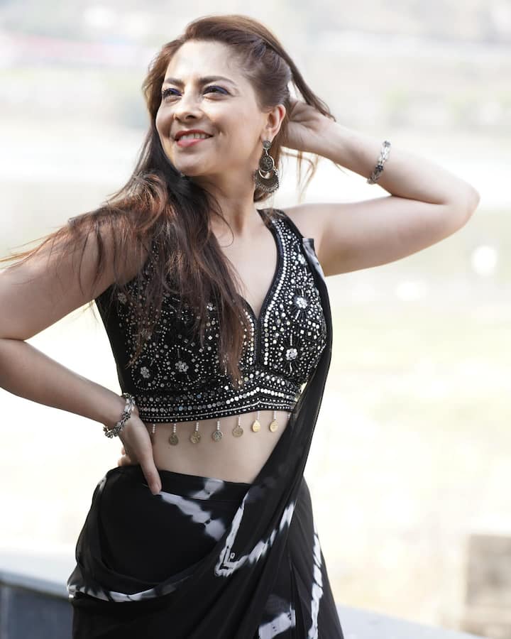 या लूकचे अनेक फोटो तिने फ्लॉन्ट करत शेअर केले आहेत.(photo:sonalee18588/ig)