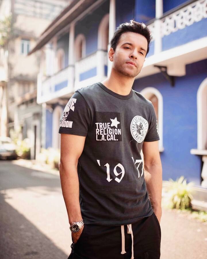 बता दें कि रजत कपूर और आमिर अली की इस सीरीज ‘लुटेरे’ को आप डिज्नी प्लस हॉटस्टार पर देख सकते हैं.