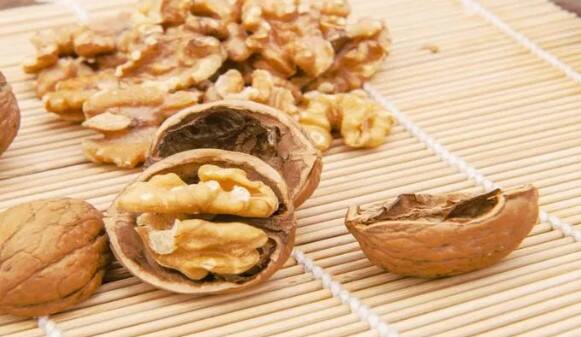 અખરોટ એ આયર્ન, ફોસ્ફરસ, કોપર, પ્રોટીન, કેલ્શિયમ, મેગ્નેશિયમ અને સેલેનિયમ જેવા પોષક તત્વોનો ભંડાર છે. મોટાભાગના લોકો અખરોટને પલાળ્યા વગર ખાય છે.