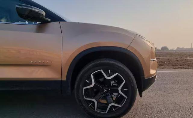 ਨਵੀਂ Tata Safari 'ਚ ਡ੍ਰਾਈਵਿੰਗ ਨੂੰ ਇਲੈਕਟ੍ਰਿਕ ਪਾਵਰ ਸਟੀਅਰਿੰਗ ਨਾਲ ਆਸਾਨ ਬਣਾ ਦਿੱਤਾ ਗਿਆ ਹੈ, ਜੋ ਕਿ ਪਿਛਲੀ ਵੈਗ ਯੂਨਿਟ 'ਚ ਨਹੀਂ ਦਿੱਤਾ ਗਿਆ ਸੀ। ਇਹ ਕਾਰ ਸ਼ਹਿਰਾਂ ਜਾਂ ਹਾਈਵੇਅ 'ਤੇ 11 kmpl ਤੋਂ 13 kmpl ਦੀ ਮਾਈਲੇਜ ਦੇਵੇਗੀ। ਟਾਟਾ ਦੇ ਇਸ ਮਾਡਲ 'ਚ 2.0-ਲੀਟਰ ਡੀਜ਼ਲ ਇੰਜਣ ਹੈ, ਜੋ 170 hp ਦੀ ਪਾਵਰ ਅਤੇ 350 Nm ਦਾ ਟਾਰਕ ਪ੍ਰਦਾਨ ਕਰਦਾ ਹੈ।