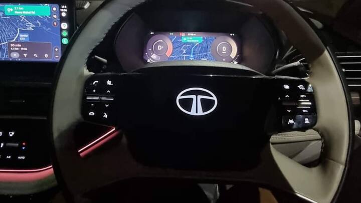 टाटा सफारी में ऑटो पार्किंग ब्रेक और USB स्लॉट कार ड्राइविंग को आसान बनाते हैं. इसके डैशबोर्ड को भी बिल्कुल नए तरीके से डिजाइन किया गया है. इसका टच पैनल और स्टीयरिंग व्हील भी काफी शानदार है. इसका डिजिटल लोगो के साथ फोर-स्पोक स्टीयरिंग व्हील लोगों को आकर्षित कर सकता है.