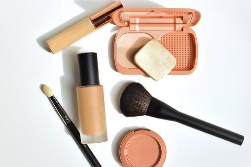Lightweight Base: Skip heavy foundations and opt for tinted sunscreen instead. This will provide coverage while allowing your skin to breathe, preventing that dreaded caked-up look. Apply a light layer of tinted moisturiser or sunscreen, followed by a cream blush for a natural flush of colour. (Image Source: Getty)