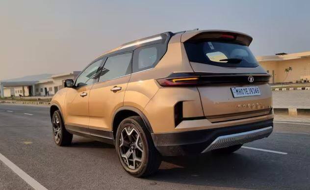 ਇਸ ਟਰੇਨ ਦੀ ਦੂਜੀ ਕਤਾਰ ਵਿੱਚ ਕਪਤਾਨ ਸੀਟ ਦੀ ਸਹੂਲਤ ਦਿੱਤੀ ਗਈ ਹੈ। ਇਸ ਤੋਂ ਇਲਾਵਾ ਕੈਬਿਨ ਨੂੰ ਹਵਾਦਾਰ ਬਣਾਉਣ ਲਈ ਪੈਨੋਰਾਮਿਕ ਸਨਰੂਫ ਵੀ ਲਗਾਈ ਗਈ ਹੈ। ਇਸ ਮਾਡਲ ਦੀ ਦੂਜੀ ਕਤਾਰ ਵਾਲੀ ਸੀਟ 'ਚ ਵੈਂਟੀਲੇਸ਼ਨ ਦੀ ਸਹੂਲਤ ਵੀ ਦਿੱਤੀ ਗਈ ਹੈ, ਜੋ ਕਿ ਲਗਜ਼ਰੀ ਗੱਡੀਆਂ 'ਚ ਵੀ ਜ਼ਿਆਦਾ ਦੇਖਣ ਨੂੰ ਨਹੀਂ ਮਿਲਦੀ। ਟਾਟਾ ਸਫਾਰੀ ਦੀਆਂ ਤਿੰਨੋਂ ਲਾਈਨਾਂ ਵਿੱਚ ਬੂਟ ਸਪੇਸ ਕੁਝ ਘੱਟ ਹੈ। ਪਰ ਇਸਦੀ ਤੀਸਰੀ ਕਤਾਰ ਨੂੰ ਵੱਖਰੇ ਹੈੱਡਰੈਸਟ ਦੀ ਸਹੂਲਤ ਨਾਲ ਬਿਹਤਰ ਢੰਗ ਨਾਲ ਡਿਜ਼ਾਈਨ ਕੀਤਾ ਗਿਆ ਹੈ।