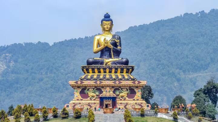 સિક્કિમ 16 મે 1975ના રોજ 22માં રાજ્ય તરીકે ભારતમાં જોડાયું. પરંતુ અત્યાર સુધી સિક્કિમ રાજ્યમાં ના તો કોઈ રેલવે સ્ટેશન છે કે ના તો કોઈ રેલવે લાઈન છે.