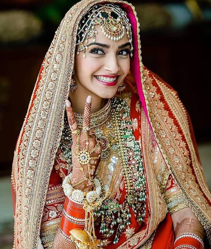 सोनम कपूर – बॉलीवुड की फैशन क्वीन सोनम कपूर ने अपनी शादी में मां सुनीता कपूर की शादी की ज्वेलरी पहनी थी. जिसे उन्होंने रेड लहंगे के साथ कैरी किया था.