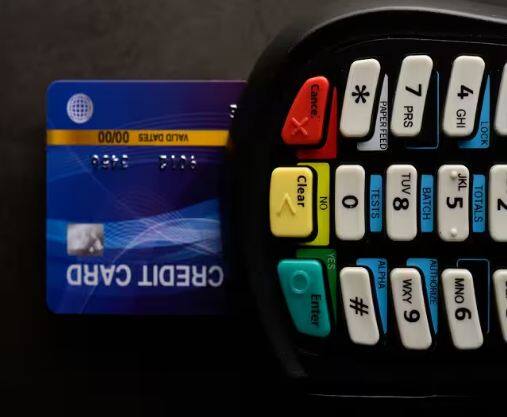 ਕੱਲ੍ਹ ਤੋਂ, ICICI ਬੈਂਕ ਉਹਨਾਂ ਗਾਹਕਾਂ ਨੂੰ ਮੁਫਤ ਏਅਰਪੋਰਟ ਲਾਉਂਜ ਪਹੁੰਚ ਪ੍ਰਦਾਨ ਕਰੇਗਾ ਜੋ ਇੱਕ ਤਿਮਾਹੀ ਵਿੱਚ ਆਪਣੇ ਕ੍ਰੈਡਿਟ ਕਾਰਡਾਂ 'ਤੇ 35,000 ਰੁਪਏ ਤੱਕ ਖਰਚ ਕਰਦੇ ਹਨ। ਜਦੋਂ ਕਿ ਯੈੱਸ ਬੈਂਕ ਇੱਕ ਤਿਮਾਹੀ ਵਿੱਚ 10,000 ਰੁਪਏ ਖਰਚ ਕਰਨ 'ਤੇ ਘਰੇਲੂ ਏਅਰਪੋਰਟ ਲਾਉਂਜ ਦੀ ਪਹੁੰਚ ਦੇਵੇਗਾ।