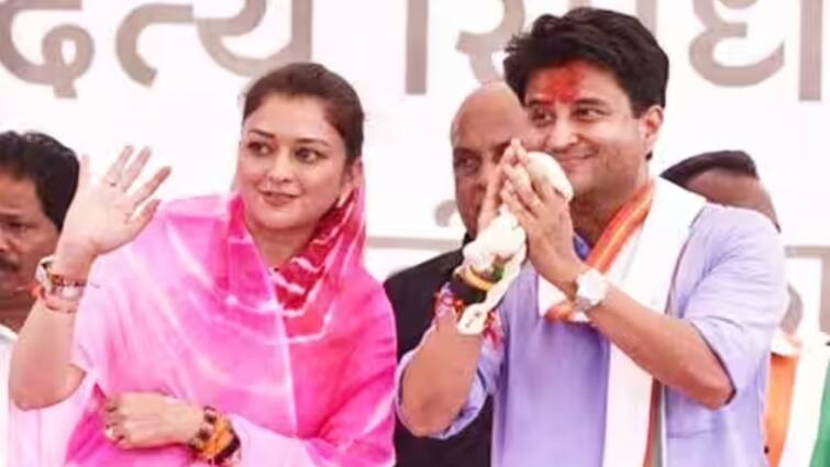 Jyotiraditya Scindia wife Priyadarshini Raje and Son Mahaaryaman will campaign in Guna for Lok Sabha Elections 2024 ANN Lok Sabha Elections: लोकसभा चुनाव में ज्योतिरादित्य सिंधिया को मिलेगा पत्नी और बेटे का साथ, गुना-शिवपुरी में करेंगे प्रचार