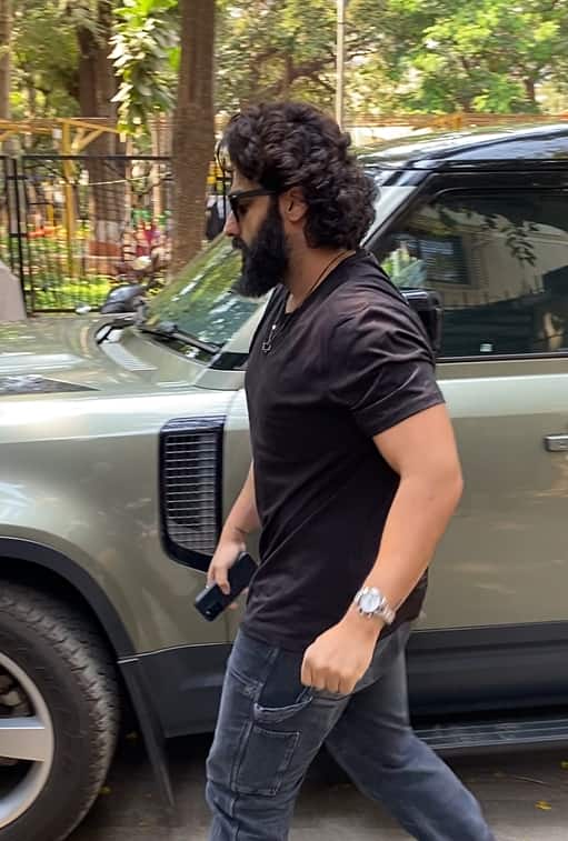 इस दौरान अर्जुन कपूर ऑल ब्लैक लुक में दिखे. उन्होंने ब्लैक टीशर्ट के साथ कार्गो जींस और ब्लैक शेड्स में दिखे.