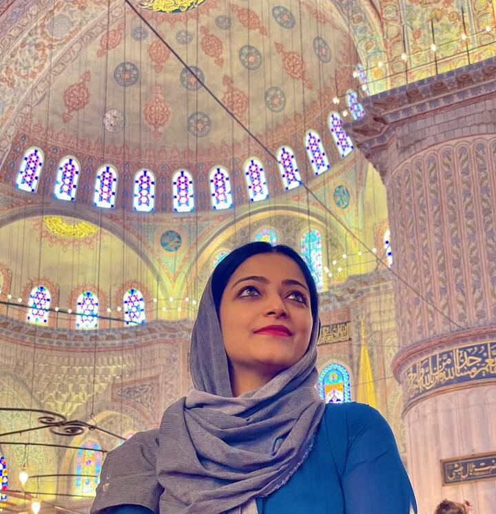 விண்ணைத்தாண்டி வருவாயா படத்தில் இயக்குநர் கே.எஸ் ரவிகுமாரின் துணை இயக்குநராக, சின்ன கதாபாத்திரத்தில் நடித்திருப்பார்