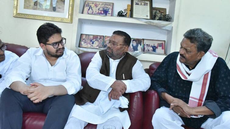 RSSP Chief Swami Prasad Maurya met Mukhtar Ansari family said no such thing law left Mukhtar Ansari News: मुख्तार अंसारी के परिजनों से मिले स्वामी प्रसाद मौर्य, कहा- 'कानून नाम की कोई चीज नहीं रह गई'