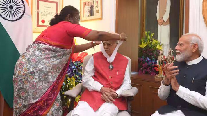 lal krishna advani conferred with bharat ratna award pm narendra modi home minister amit shah present president draupadi murmu Bharat Ratna Award: ਲਾਲ ਕ੍ਰਿਸ਼ਨ ਅਡਵਾਨੀ ਨੂੰ ਮਿਲਿਆ ਭਾਰਤ ਰਤਨ , ਰਾਸ਼ਟਰਪਤੀ ਨੇ ਘਰ ਜਾ ਕੇ  ਕੀਤਾ  ਸਨਮਾਨਿਤ